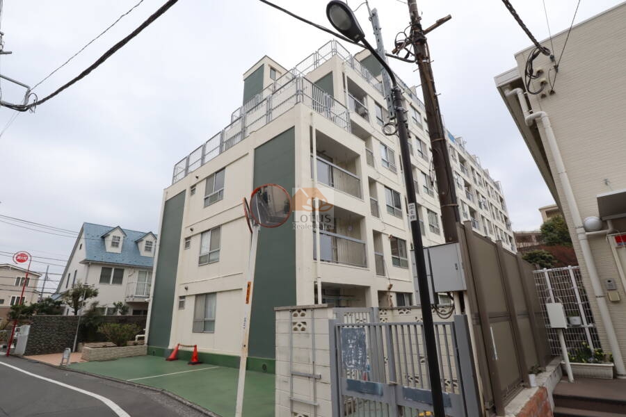 染井コーポラス外観1｜染井コーポラスは７階建て旧耐震のマンションですが、建物の安全性に配慮されています。平成29年には大規模修繕工事が実施され、建物の状態を良好に保っています。