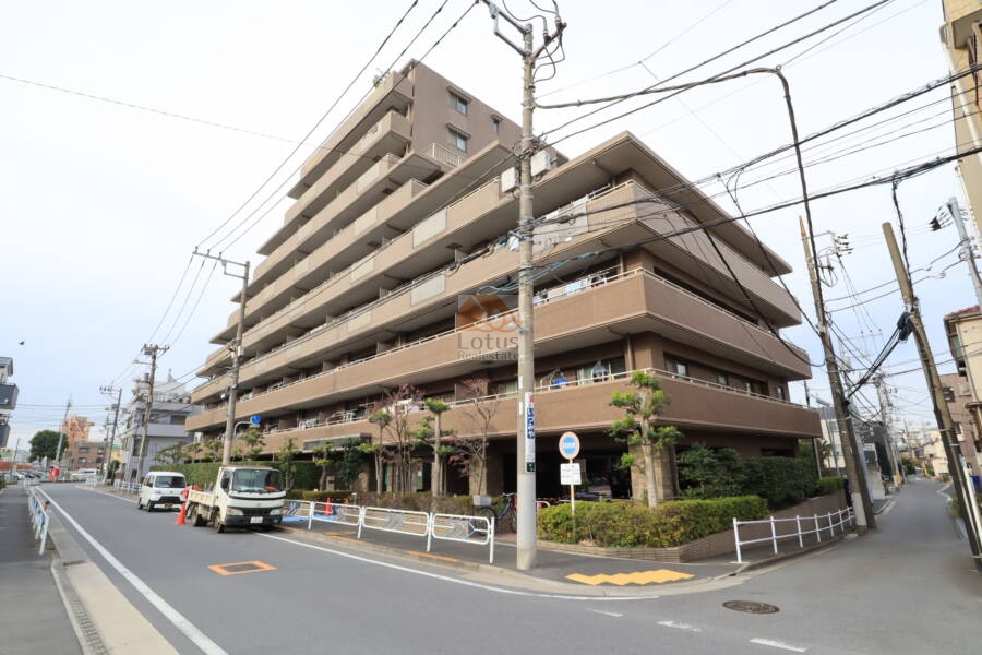 コスモ平井南リバータウンは、2000年（平成12年） 1月築、９階建のマンションです。