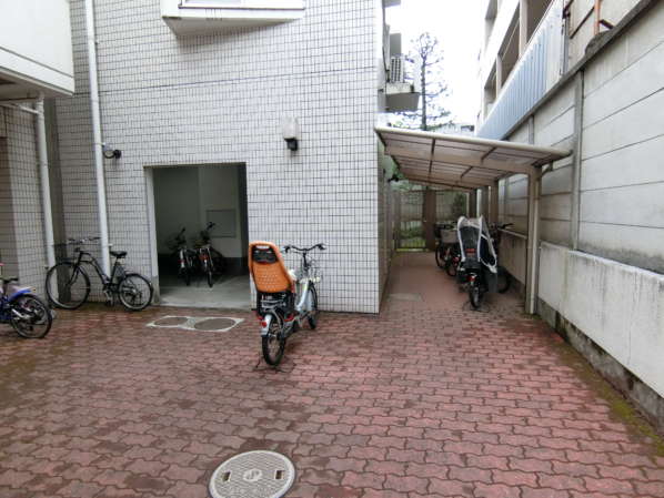 ハイツ面影橋外観共用部7｜駐輪スペースも整然とした雰囲気が感じられました。
