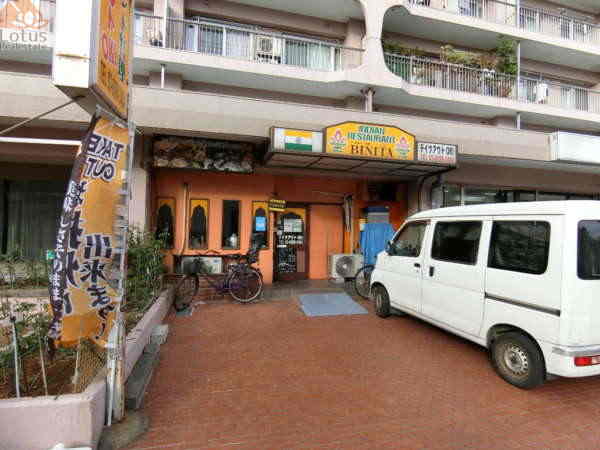 日商岩井綾瀬マンション外観共用部3｜１階には本格カレー店が出店しています。