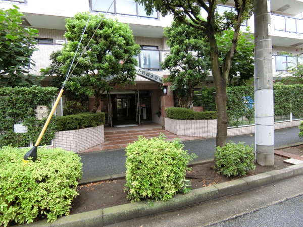 シーアイマンション新小岩親水公園外観共用部3｜エントランス前の様子です。街路側の植栽とマンション側の植栽があいまって、住宅地にふさわしい落ち着いた外観でした。