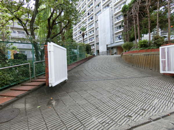 グリーンヒル新宿外観共用部9｜メインエントランスのアプローチは堂々と雰囲気があります。高台立地にて、少し上がるようになっています。