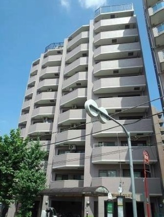 田園キャッスル町屋の外観。落ち着いた色のタイルル貼りの外壁が、下町の街並みにやさしく調和しています。