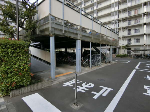東大島ハイライズ外観共用部8｜駐車場。自走式が多数あります。