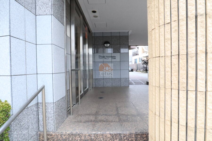 ディオレ西新宿エントランス2｜オートロック完備で安心です。