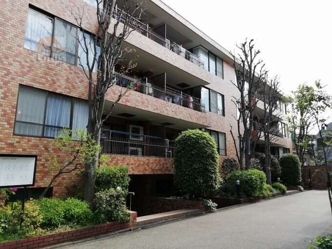 上北沢テラスＡ棟外観３｜上北沢テラスは昭和５１年築、４階建てのマンションです。Ａ棟とＢ棟があります。エレベータはありません。最寄り駅は京王線「八幡山」駅です。