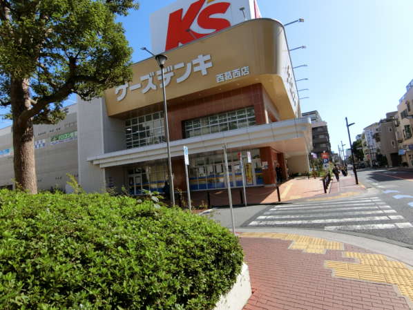 コンドミニアム葛西アプローチ7｜さらに進むと、ケーズデンキが道の途中にあります。前述のサニーモール西葛西も含め、それぞれ自動車でもきやすい量販店ですが、近くにあれば、なおのこと便利ですね。