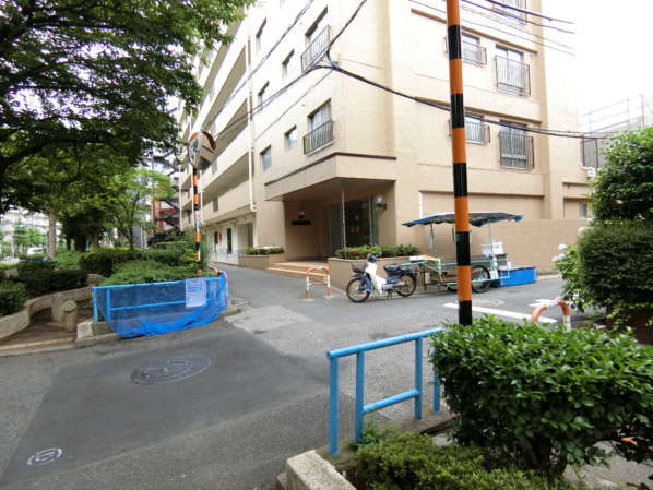 梅島ハイツアプローチ11｜梅島ハイツに到着です。日光街道から一本入った緑道沿いにあります。