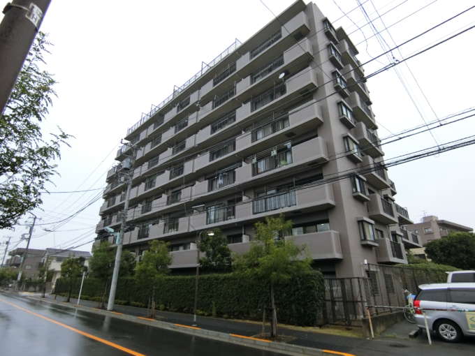シェグラン南葛西ハイライズ外観共用部1｜環七通りから少し入った住宅街にあります。南側の地先には「東京都立葛西南高等学校」があることからもわかる通り、周辺環境は静かで良好な住環境です。