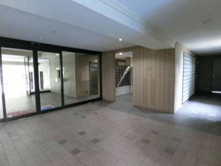 ファミール亀有弐番館外観共用部8｜広めのエントランスホールです。この右手には１基のエレベータが設置されています。