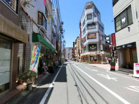 練馬駅北側アプローチ1｜繁華街といってもさほど雑然としておらず、昼は普通の通りです。
