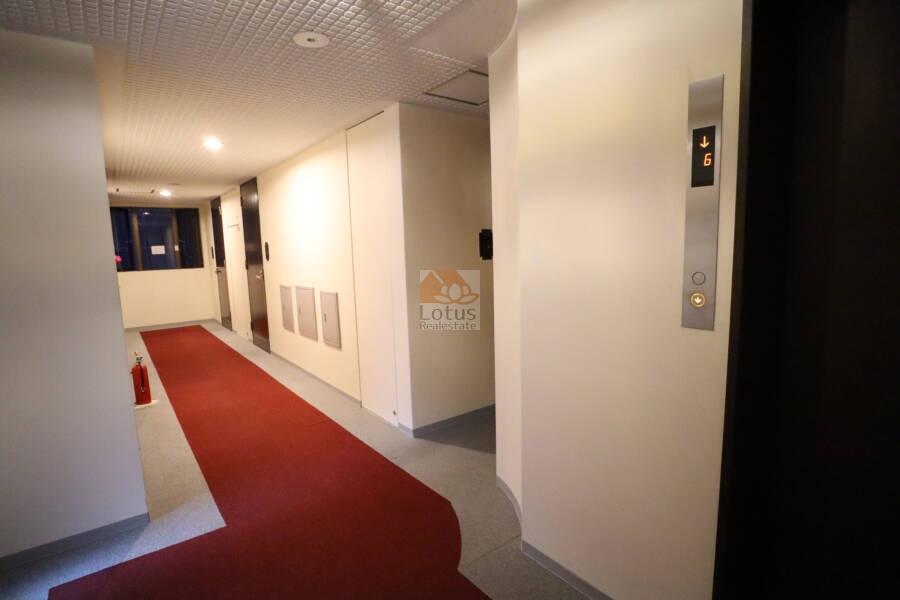 グランドメゾン一番町共用部7｜共用廊下は内廊下でホテルライクな印象。内廊下はそれ限定で探す人もいますので、少し築年数も経ちましたが、高級感は変わりません。また、雨の日にも、セキュリティ面でも安心です。