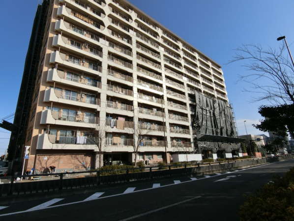竹の塚マンション外観・共用部9｜国道４号線沿いにあるため、近くには郵便局、警察署があります。バス亭もマンション前にあります。