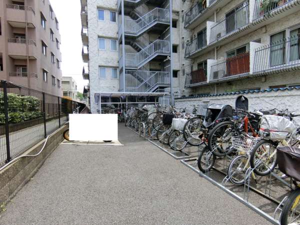 秀和豊玉レジデンス外観共用部3｜自転車バイク置き場です。整然としていました。