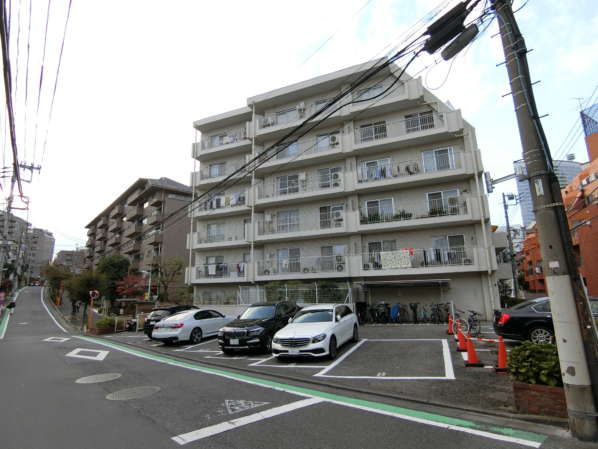 ソフトタウン代々木外観・共用部2｜ソフトタウン代々木は昭和４８年築、６階建てのマンションです。最寄り駅は小田急線「参宮橋」駅です。京王線「初台」駅も利用可です。