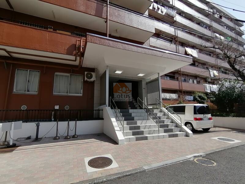 北千住コーポ外観 (7)｜エントランスは西側にあります。