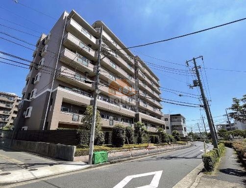 ザ・ウインベル竹ノ塚は、1999年（平成11年）7月築、8階建てのマンションです。南向きのファサードが整った住棟で、周囲には植栽が整えられており、通風と日照にも配慮された設計です。前面道路は歩道付きで、安全性にも配慮されています。