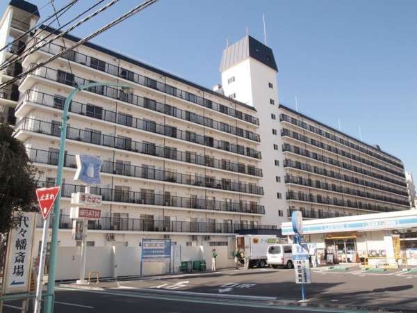 秀和幡ヶ谷レジデンス2｜秀和幡ヶ谷レジデンスは昭和４９年築、１０階建てのマンションです。幡ヶ谷駅から徒歩５分内にあり、すぐ隣にコンビニエンスストもあり便利な立地です。