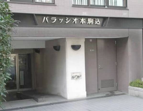 エントランスはオートロック付きで安心です。大通りに面していますが人通りがあるほうが防犯上好ましいですね。女性にも安心です。