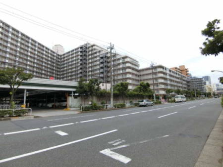 木場サニータウン外観共用部2｜４００世帯以上ある大規模マンションで１号棟から３号棟まであります。大型駐車場も併設されています。