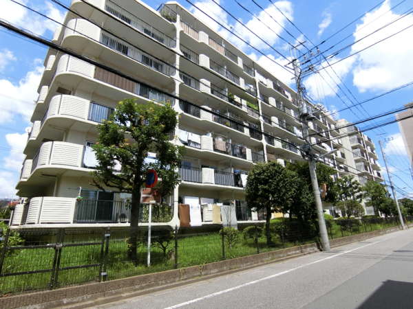 葛西第１スカイハイツ外観共用部3｜外観です。東西に長く（南向き率が高い）、三方角地の開放的な敷地が特徴です。
