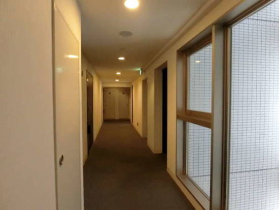ダイナシティ新中野外観共用部2｜各階廊下の様子です。人気の内廊下になっています。