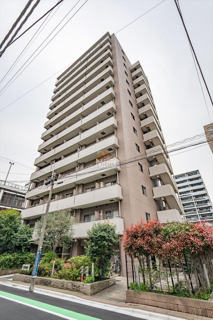 日神デュオステージ蔵前ネクストは、平成20年築、14階建のシンメトリなフォルムが印象的で、ベージュ系タイルとバルコニーの縦ラインが都会的なデザイン。植栽の整った前面道路に面し、景観にも配慮されています。