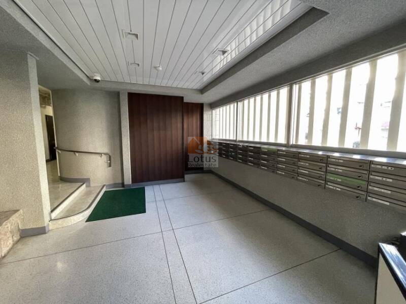 豊玉マンション共用部１｜暗くなりがちなエントランスですが、このマンションは大きく開口に面していますので明かりがたくさんとれています。