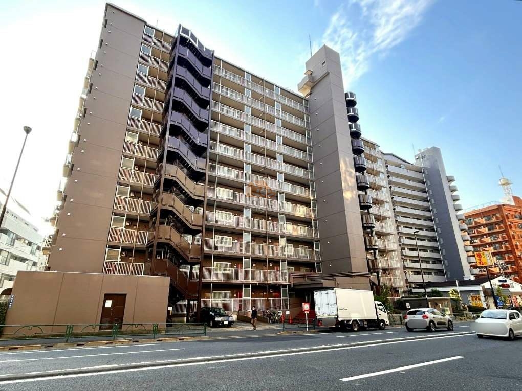 落ち着いた色調の外観が、葛西橋通り沿いの街並みに穏やかに溶け込んでいます。直線的なバルコニーラインが整い、通りを歩くと車の走行音がほどよく背景に混じる距離感で、都市の生活リズムを感じさせます。木場駅徒歩11分、門前仲町駅徒歩14分、清澄白河駅徒歩15分という3駅利用の立地が、日常の行動範囲を自然に広げてくれる住まいです。