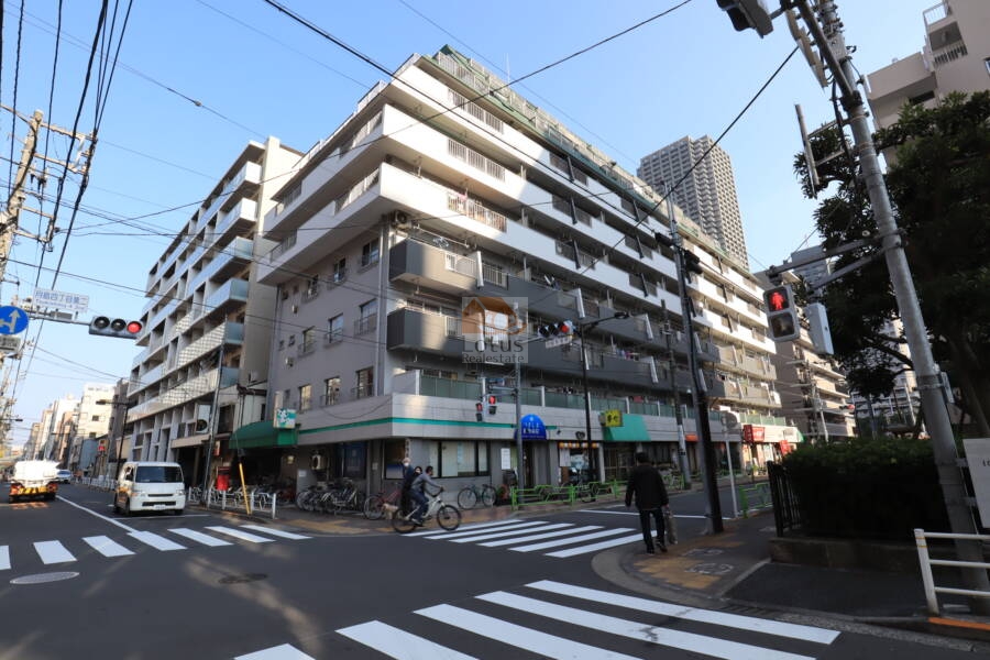 福寿マンション外観1｜月島福寿マンションは１１階建ての大規模マンションです。「月島」駅から徒歩４分、「勝どき」駅からは徒歩６分です。