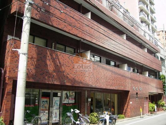 グランドメゾン新宿東外観４｜正面は、新宿通りから少し奥まった位置に建ち、プライベート感を大切にした佇まいです。タイル貼りの外壁が年月を重ねた深みを演出しています。