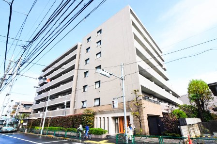プラネ吉祥寺外観2｜プラネ吉祥寺は平成７年築７日階建てのマンションです。吉祥寺通り沿いにあり、マンション前には吉祥寺駅行きバス停があります。