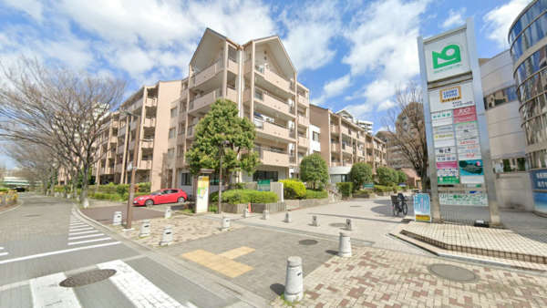 メゾンリバーサイド外観２｜東大島駅小松川口から近く、敷地内にはショッピングセンターもあります。
