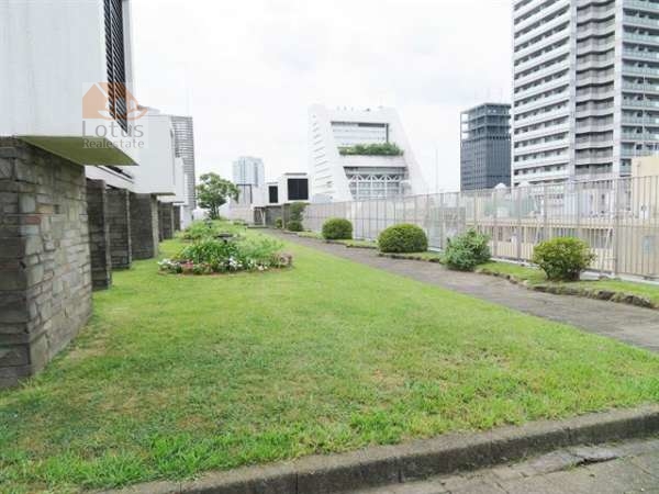 ブロードウェイ外観・共用部 (5)｜屋上に庭園があります。