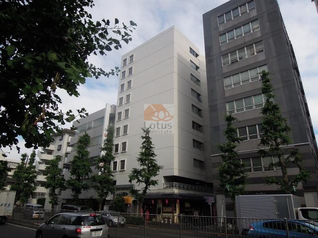 高さは中層クラスとして落ち着きがあります。道路側の植樹帯がわずかにゆらぐ様子から車の往来が読み取れ、「新高円寺」駅徒歩2分らしい駅前の距離感を自然に感じる配置です。周辺には「ファミリーマート 高円寺梅里店」など生活店舗が揃っており、利便性の高さが反映された外観といえます。メトロ新高円寺マンションは、昭和49年築、10階建てのマンションです。