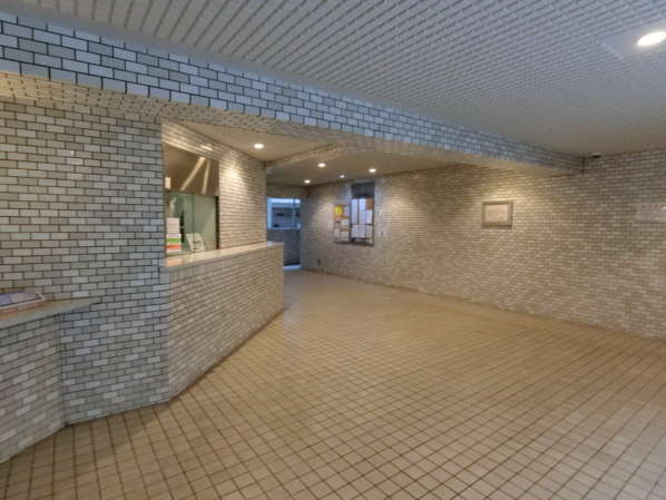 東海文京マンション外観・共用部4｜エントランスホールの様子です。左手の照明の当たっている場所が管理人さんの詰め所です。平日はこちらで対応してくれています。