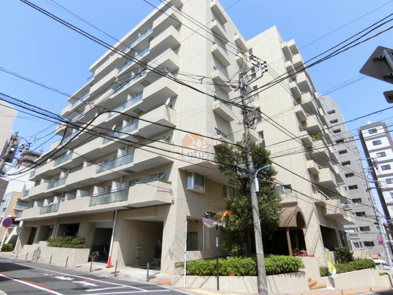 朝日動坂マンション外観5｜朝日動坂マンションの外観5は、緩やかな坂道沿いに面したアプローチ部分を確認できる構図です。周囲との段差を活かした、目立ちすぎない自然な景観設計が魅力です。