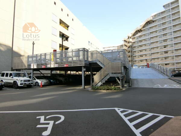 イトーピア東陽町マンション外観共用部5｜駐車場です。記録によると増築をしたようですね。