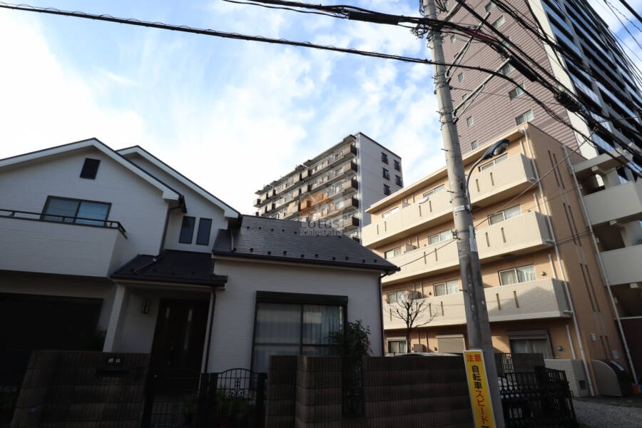 ワコー王子マンション外観4｜ワコー王子マンションは昭和54年築、11階建てのマンションです。マンションの南側は低層住宅地になっています。遠いところから写真を撮影しました。