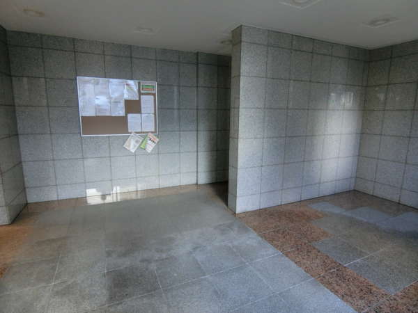 ランドール根岸外観・共用部8｜広めのエントランスホールです。