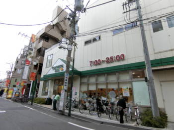 スーパーの三徳さんもあります。25時まで営業しているとのことですので、遅くなっても便利ですね。