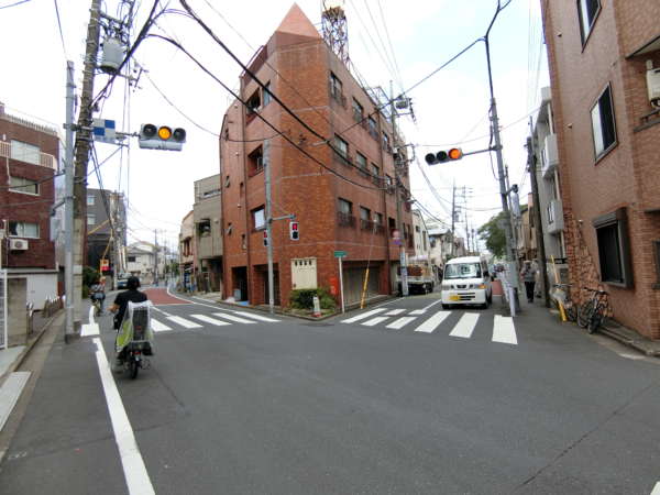 上高田四丁目団地アプローチ（東中野）7｜住宅地の中の名もない交差点を右折します。通りの愛称は「桜が池通り」といいますので、それが目印になるでしょう。