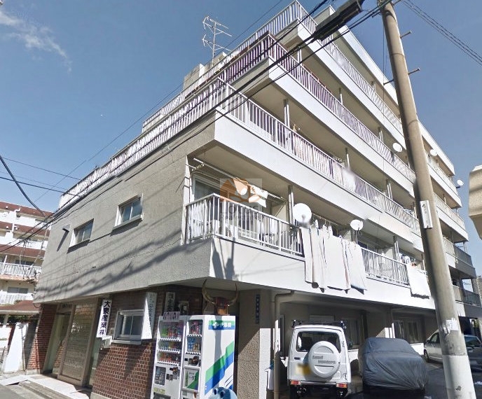 若松マンションは、昭和39年築、5階建てのマンションです。築60年を経た現在も落ち着いた風格を保っています。周囲の建物よりもやや奥まった配置で、前面道路との距離が適度に確保されており、街中でも安心感のある静けさを感じています。