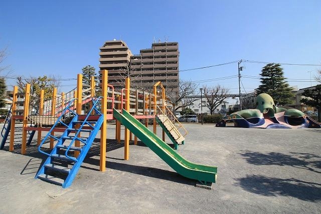 上入公園｜西側には戸建てやアパートのある住宅街で、近くには「上入公園」があり、日当たり眺望良好です。