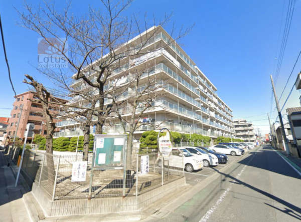 奥戸ハウス外観２｜奥戸ハウスは昭和５５年築、７階建ての大規模マンションです。マンション前には一時集合場所として児童遊園があります。