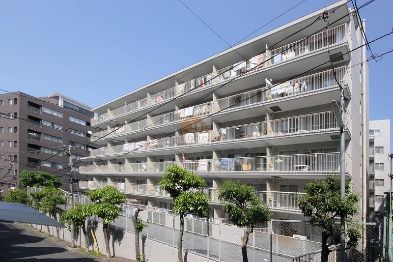 神楽坂ハウス外観1｜神楽坂ハウスは、昭和54年築、８階建てのマンションです。周辺は静かな住宅地です。