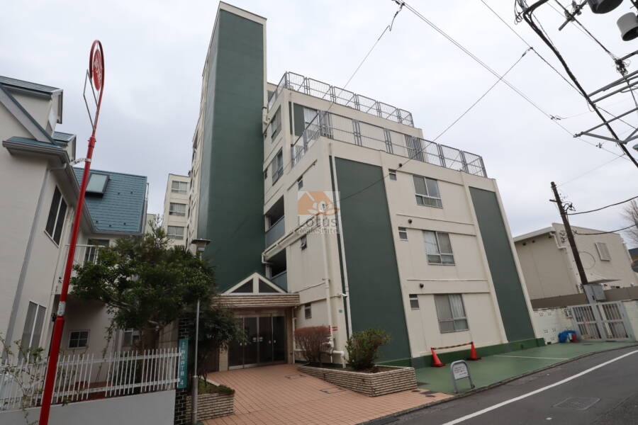 染井コーポラス外観2｜昭和43年に築かれたこの建物は管理が行き届いており、住み心地の良さを提供しています。