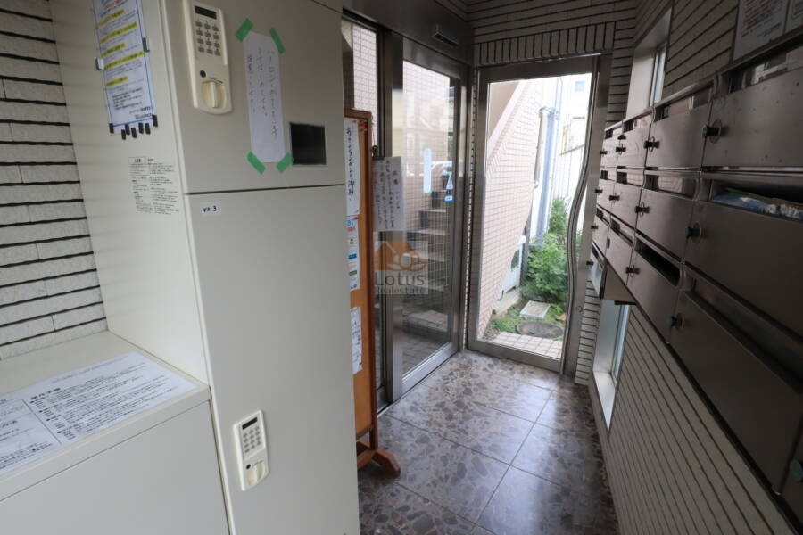 カーサデセビーア弥生共用部1｜宅配ボックスも有ります。