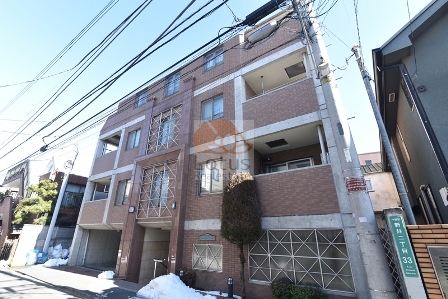 アーバンコートは、地上４階建て、都市型マンションとしての清潔感と端正さを感じさせます。都心の一日が始まる朝、この景色を背に出かけると、少し背筋が伸びる気がします。