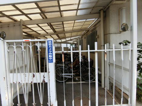 沼袋スカイハイツ外観・共用部2｜自転車置き場の様子です。